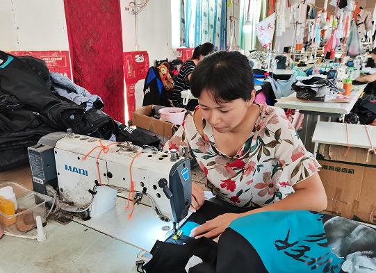汝州:村头建起扶贫服装厂